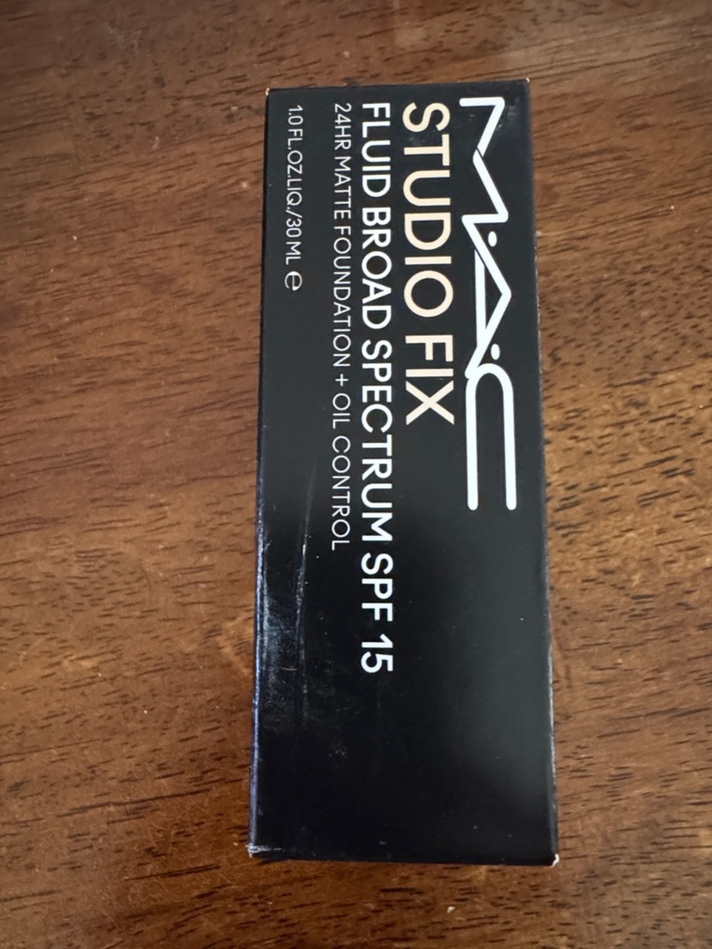 MAC Cosmetics Studio Fix Fluid SPF15 24HR Matte Foundation + Oil Control - Picture 4 of 5